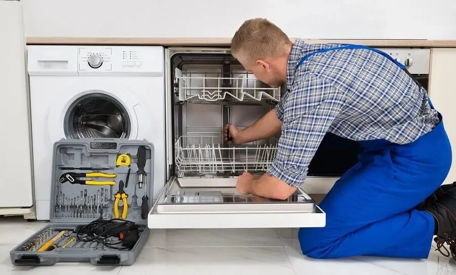 Esenyurt Hotpoint servisi teknisyen ekibi beyaz eşya tamiri yaparken
